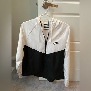 Women’s Nike Windbreaker Size L NWOT